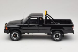 Toyota Hilux N60 SR5 Back to the Future II Гланцово Черен Otto 1:18 OT481 Смола — снимка 3 от 6