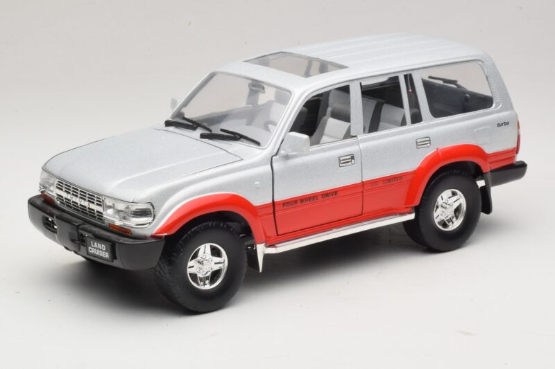 Toyota Land Cruiser J80 Сребърен Червен Road Legends 1:18 92098 Метал