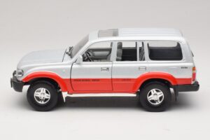 Toyota Land Cruiser J80 Сребърен Червен Road Legends 1:18 92098 Метал — снимка 4 от 8