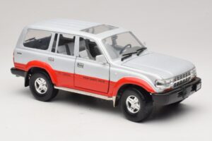 Toyota Land Cruiser J80 Сребърен Червен Road Legends 1:18 92098 Метал — снимка 6 от 8