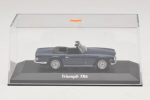 Triumph TR6 Тъмносин Maxichamps 1:43 940132570 Метал — снимка 4 от 5
