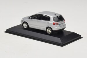 Volkswagen Golf Plus Mk5 Сребрист Заместваща Кутия Minichamps 1:43 400054370-R1 Метал — снимка 3 от 5