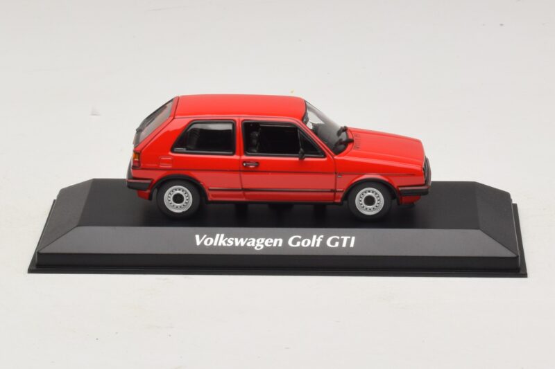 Volkswagen Golf GTI Mk2 Червен Maxichamps 1:43 940054121 Метал