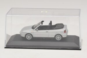 Volkswagen Golf Mk4 Кабриолет Сребрист Дилърско Издание Minichamps 1:43 GOLF004 Метал — снимка 4 от 5
