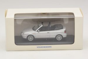 Volkswagen Golf Mk4 Кабриолет Сребрист Дилърско Издание Minichamps 1:43 GOLF004 Метал — снимка 5 от 5
