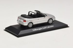 Volkswagen Golf Mk4 Кабриолет Сребрист Maxichamps 1:43 940058331 Метал — снимка 2 от 5