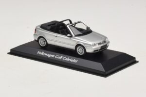 Volkswagen Golf Mk4 Кабриолет Сребрист Maxichamps 1:43 940058331 Метал — снимка 3 от 5