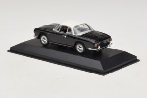 Volkswagen Karmann Ghia Черен с бял покрив Minichamps 1:43 430050224 Метал — снимка 3 от 5