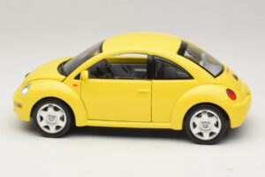 Volkswagen New Beetle A4 Жълт Bburago 1:18 3302 Метал — снимка 4 от 8