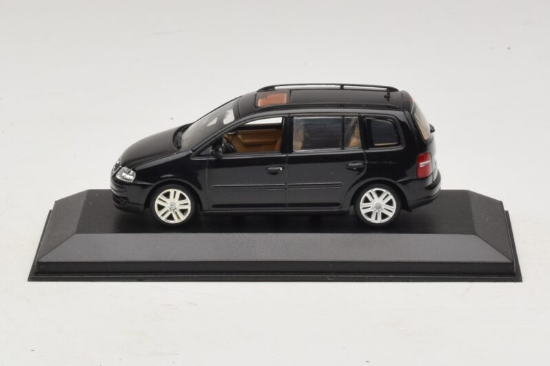 Volkswagen Touran 1T Черен Minichamps 1:43 TOURAN005 Метал