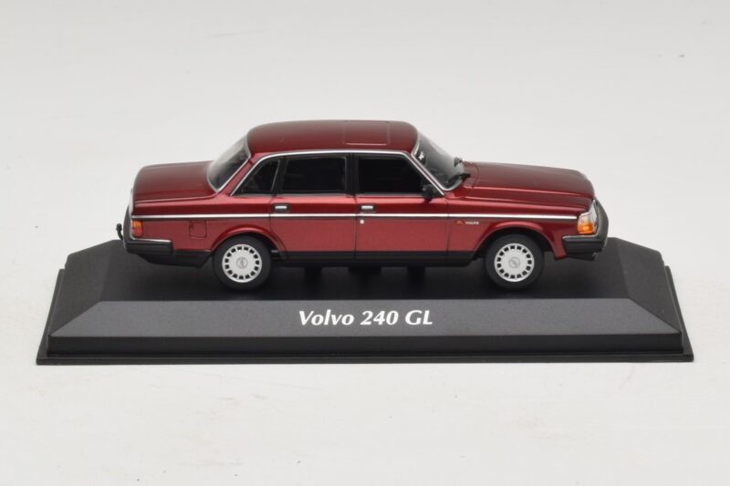 Volvo 240 GL Dark Red Metallic Maxichamps 1:43 940171401 Diecast